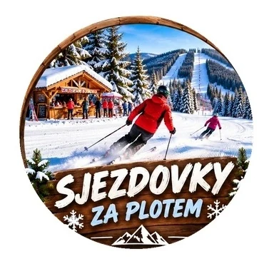 Lyžaři na zasněženém svahu v zimní krajině, kulatý plakát s nápisem „SJEZDOVKY ZA PLOTEM“.